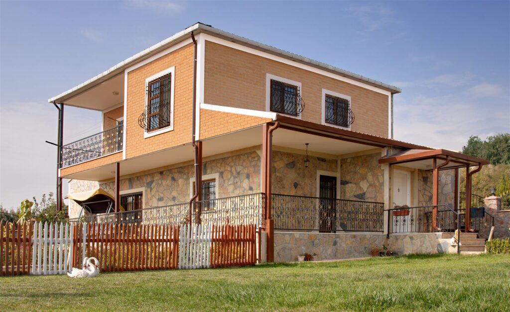 Bahçeli iki katlı prefabrik ev dış cephe görünümü